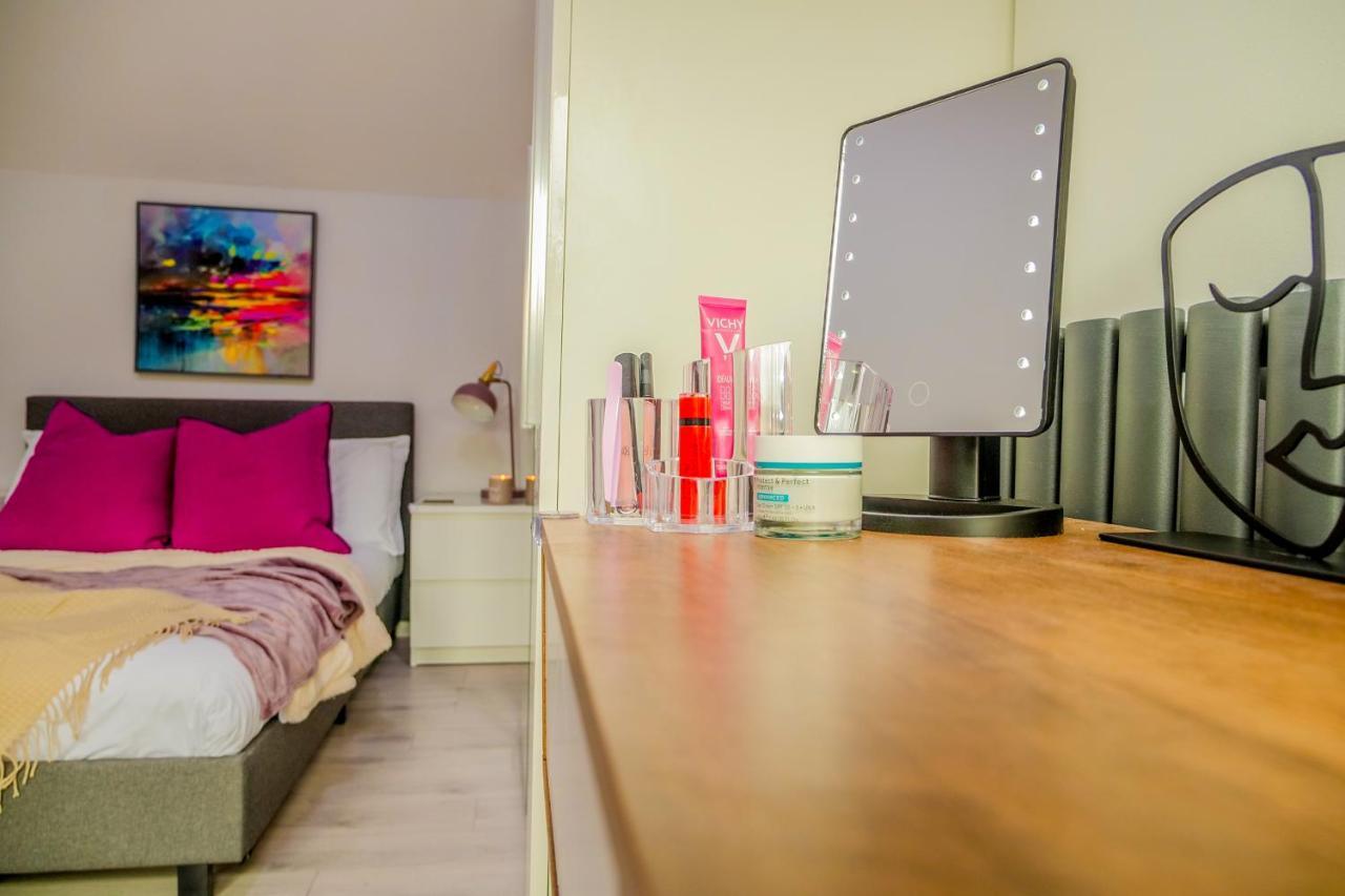 New Cosy & Secure - 2 Bed - Free Wifi - Modern & Functional