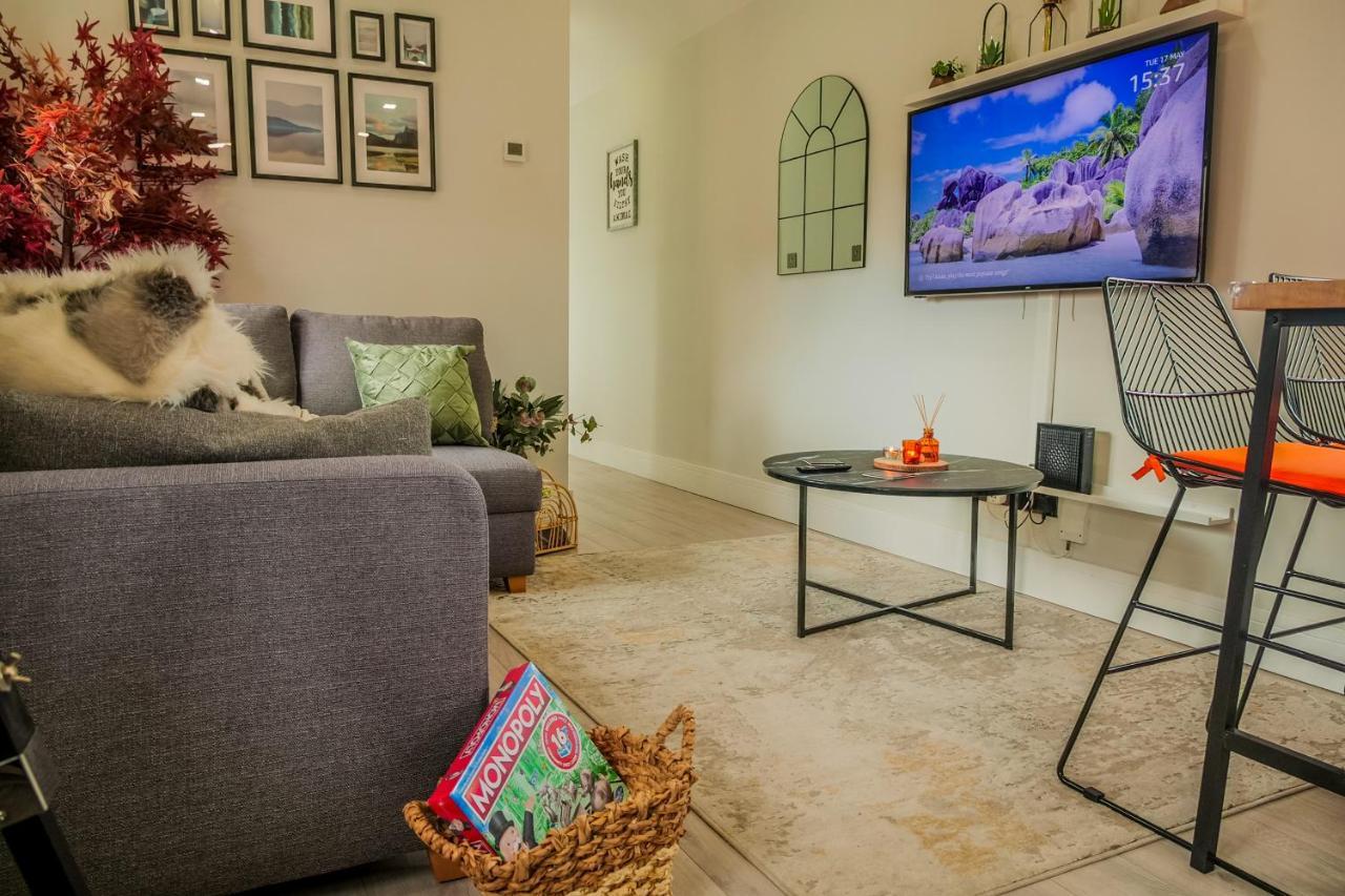 New Cosy & Secure - 2 Bed - Free Wifi - Modern & Functional Apartment *