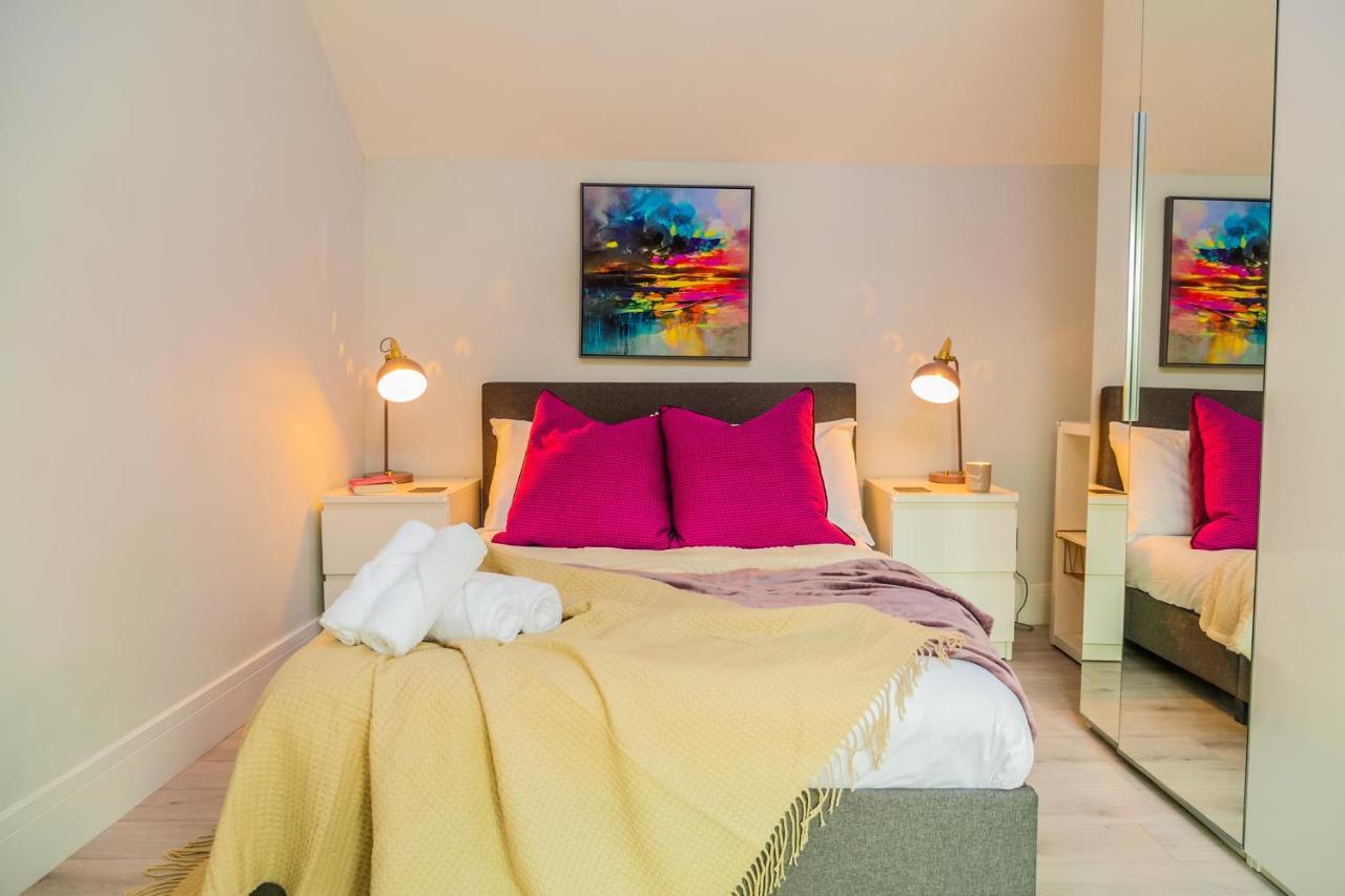 New Cosy & Secure - 2 Bed - Free Wifi - Modern & Functional Apartment *