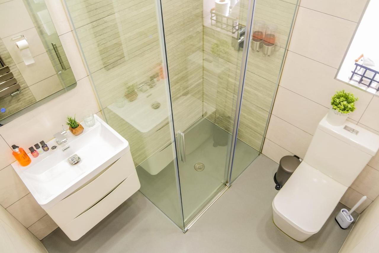 New Cosy & Secure - 2 Bed - Free Wifi - Modern & Functional Apartment *