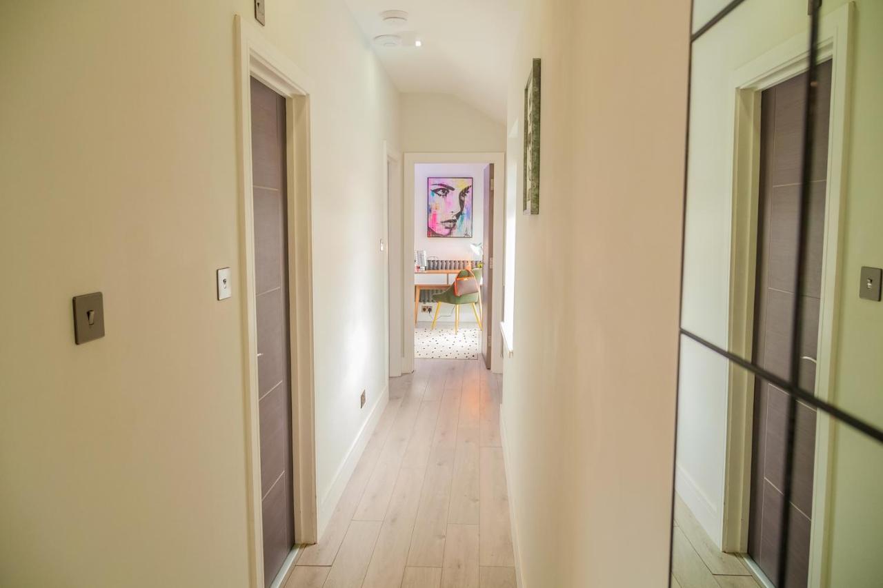New Cosy & Secure - 2 Bed - Free Wifi - Modern & Functional Apartment *