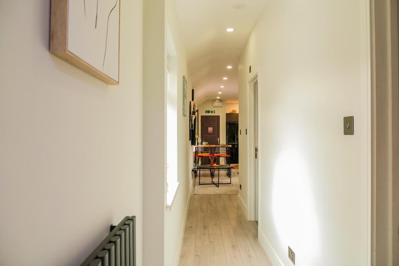 New Cosy & Secure - 2 Bed - Free Wifi - Modern & Functional *