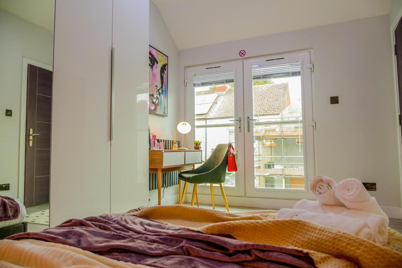 New Cosy & Secure - 2 Bed - Free Wifi - Modern & Functional *