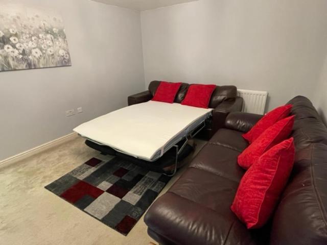 In Cardiff, Sleeps 8 *