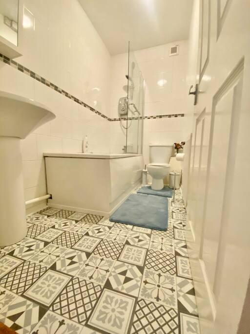 5 Bedroom House Near City. Holiday home Cardiff
