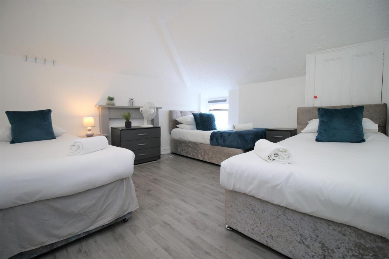 Free Local Parking - Fast Wifi - Sleeps 10 Guests By Promise Holiday home *