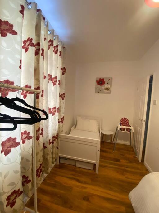 5 Bedroom House Near City. Cardiff