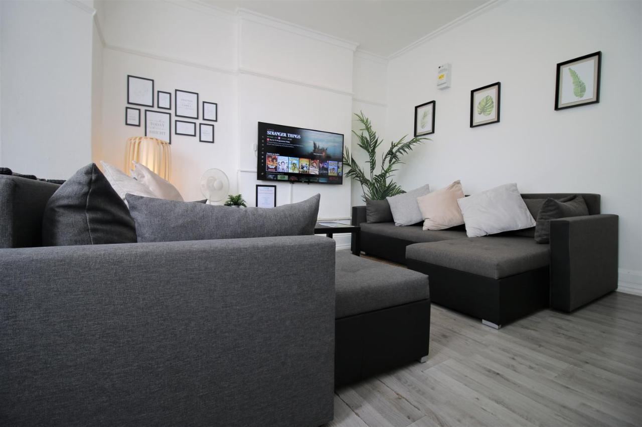 Free Local Parking - Fast Wifi - Sleeps 10 Guests By Promise Holiday home Cardiff