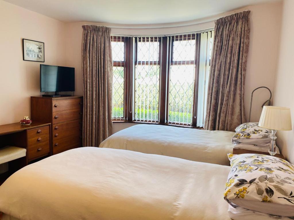 Cheerful 4-bedroom Detached Family Home, Quiet Area Villa Cardiff