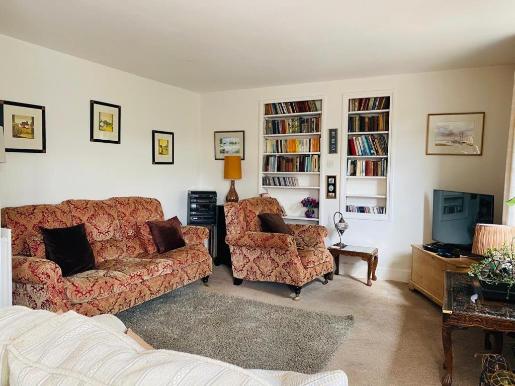 Villa Cheerful 4-bedroom Detached Family Home, Quiet Area *