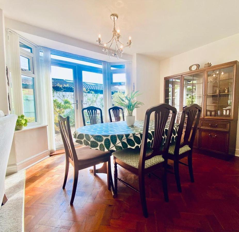 Cheerful 4-bedroom Detached Family Home, Quiet Area Villa *