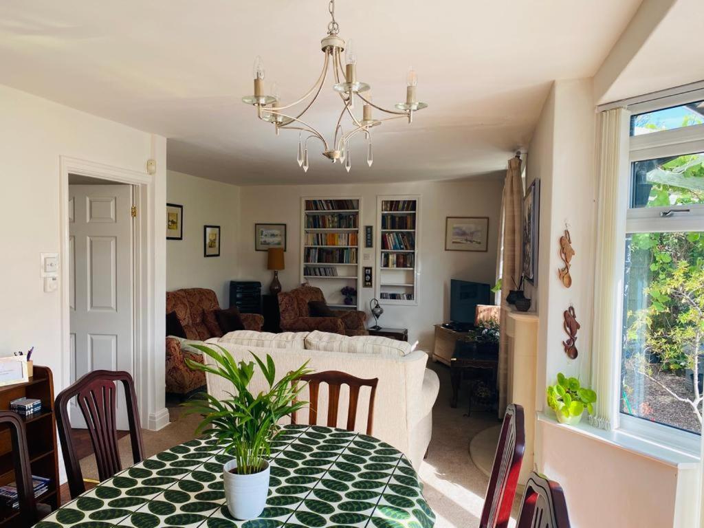 Cheerful 4-bedroom Detached Family Home, Quiet Area * Cardiff