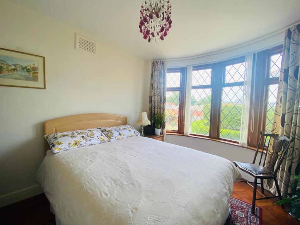 Villa Cheerful 4-bedroom Detached Family Home, Quiet Area *