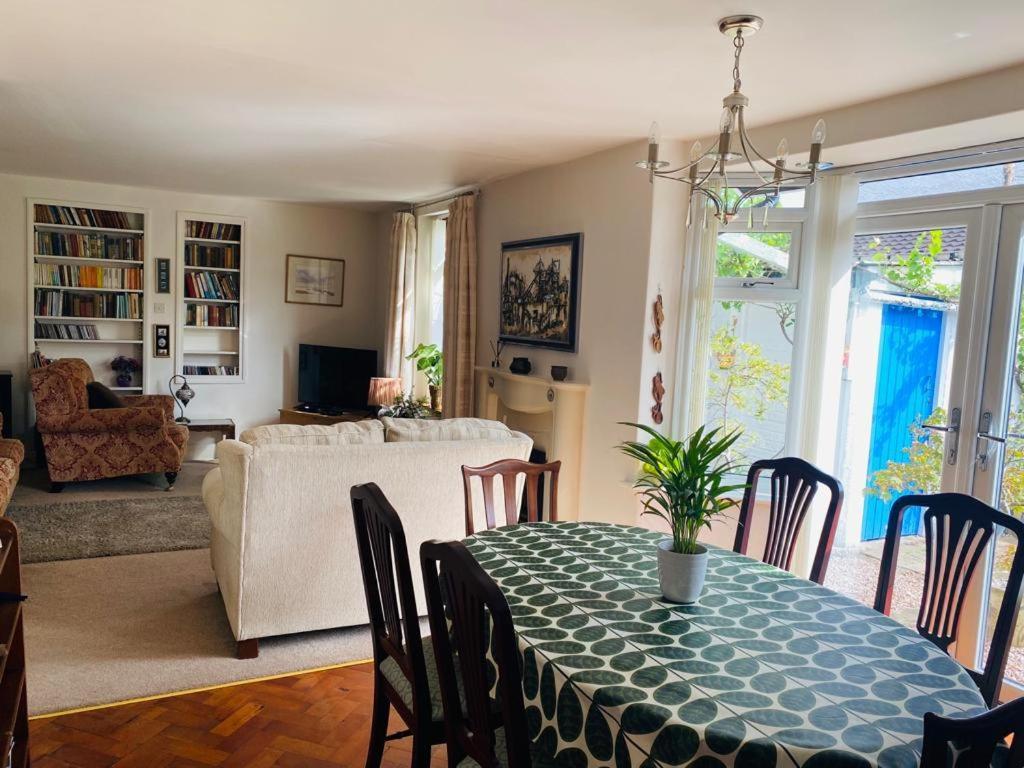 Cheerful 4-bedroom Detached Family Home, Quiet Area Villa Cardiff