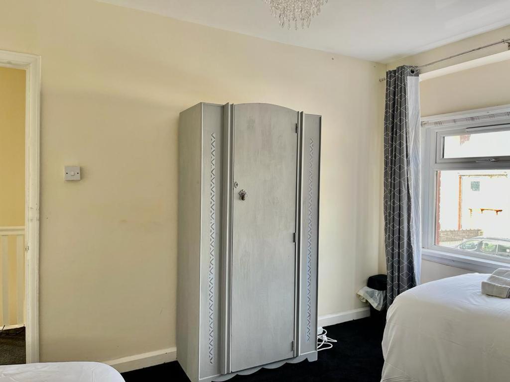 Lovely Near Centre - Madoc Road 3 Bedrooms Sleeps Up To 7 Holiday home *