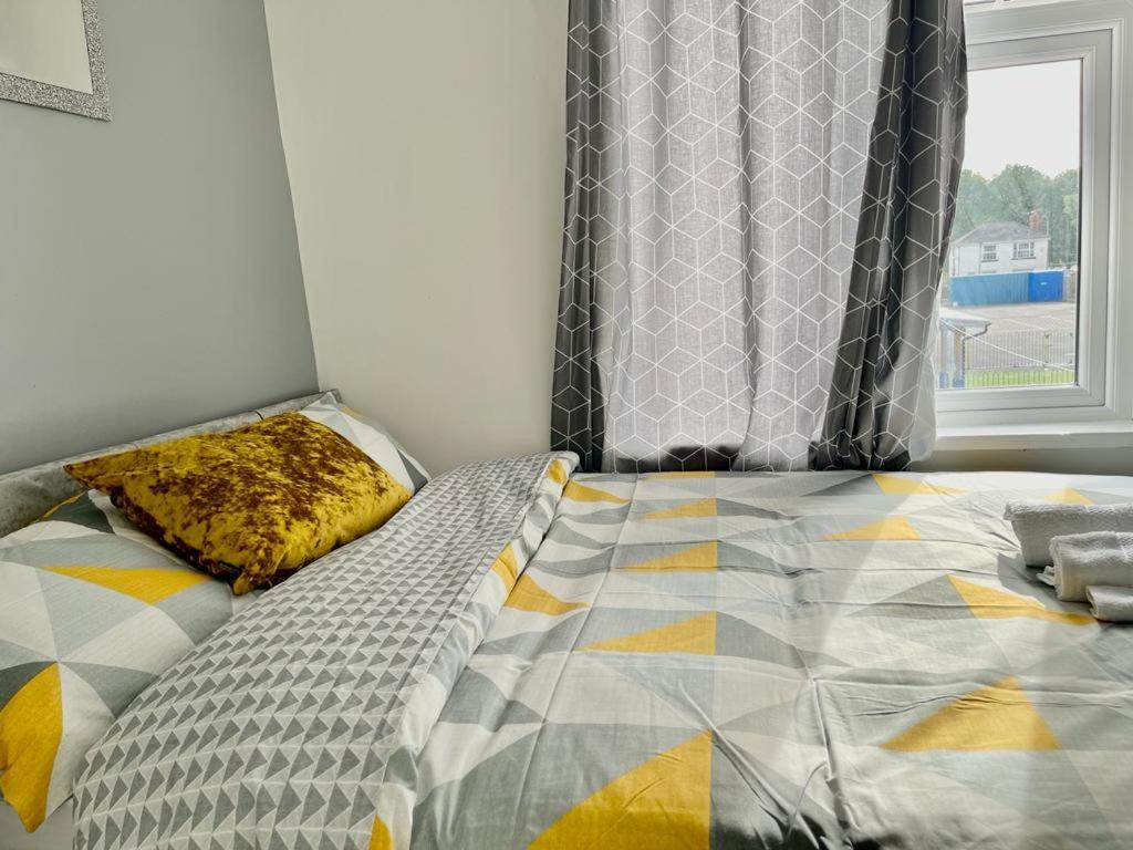 Lovely Near Centre - Madoc Road 3 Bedrooms Sleeps Up To 7 Holiday home Cardiff