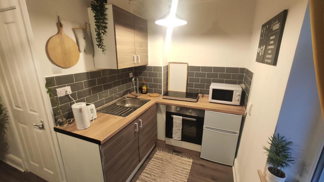 Beautiful 1 Bedroom Apartment *