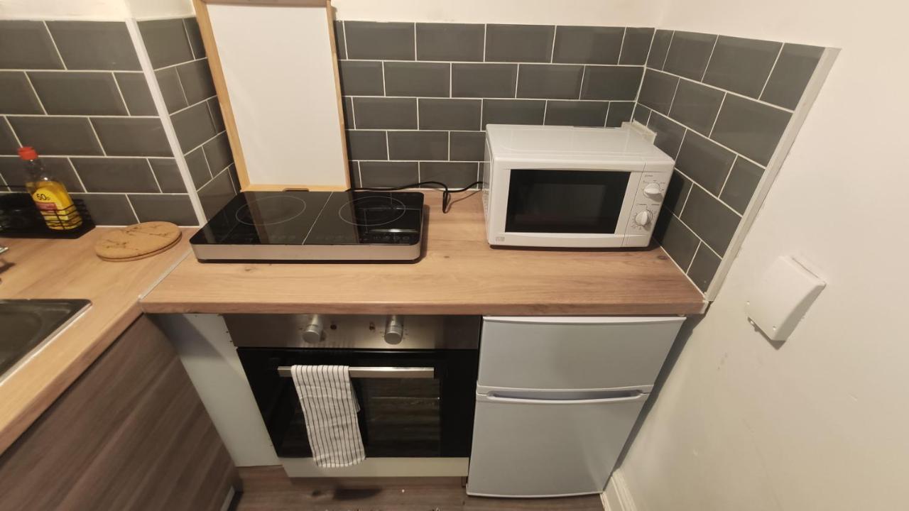 Beautiful 1 Bedroom Apartment *
