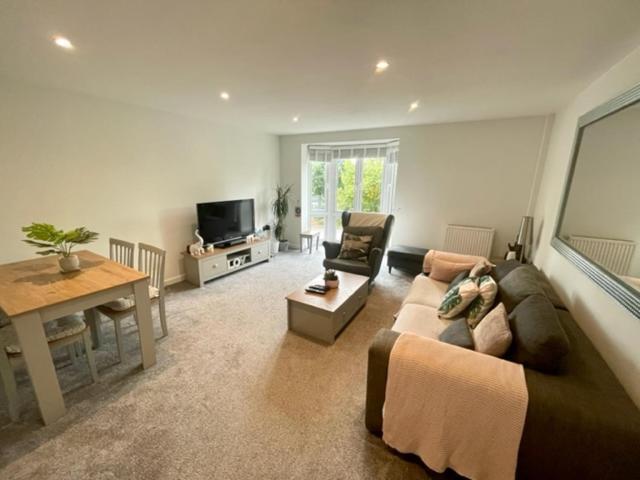 Spacious Two Bedroom In Close To Bay And Cardiff