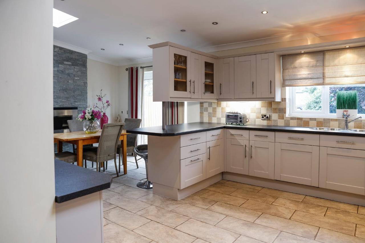 Stylish Family In Desirable Penylan + Parking *