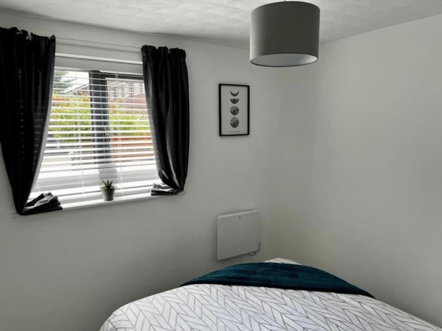 Lovely 1 Bed Serviced Near The Centre With Free Parking *