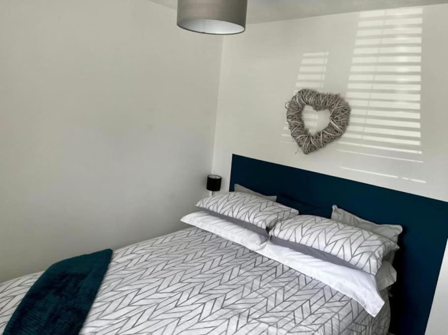 Lovely 1 Bed Serviced Near The Centre With Free Parking Apartment