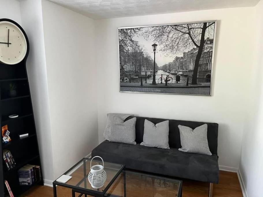 Lovely 1 Bed Serviced Near The Centre With Free Parking Apartment *