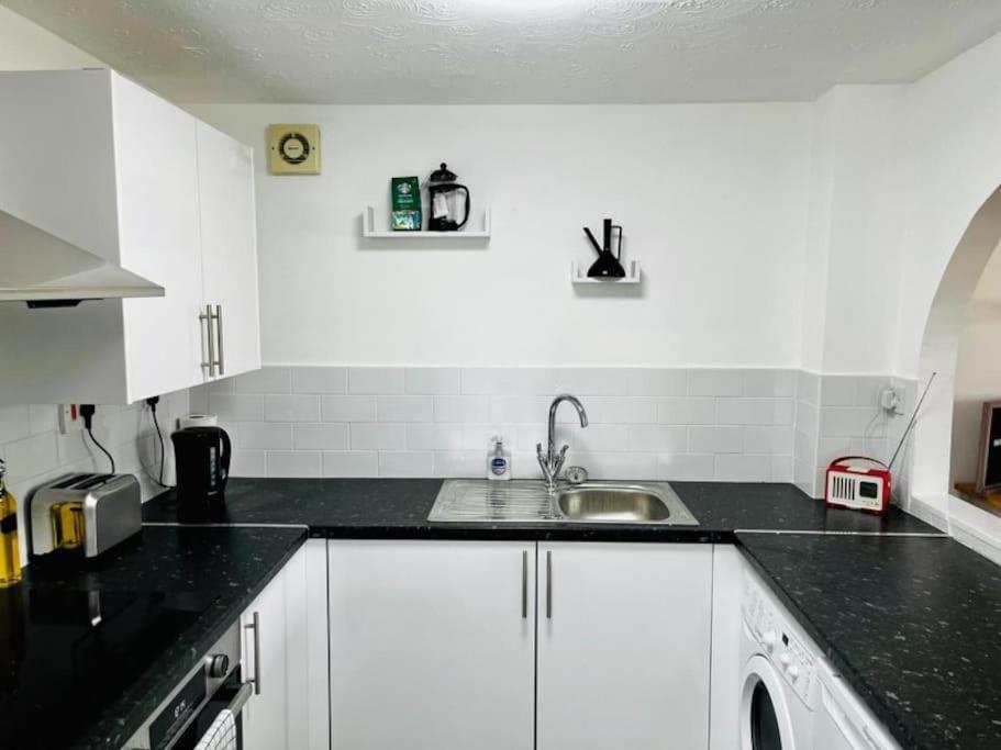 Lovely 1 Bed Serviced Near The Centre With Free Parking Apartment *