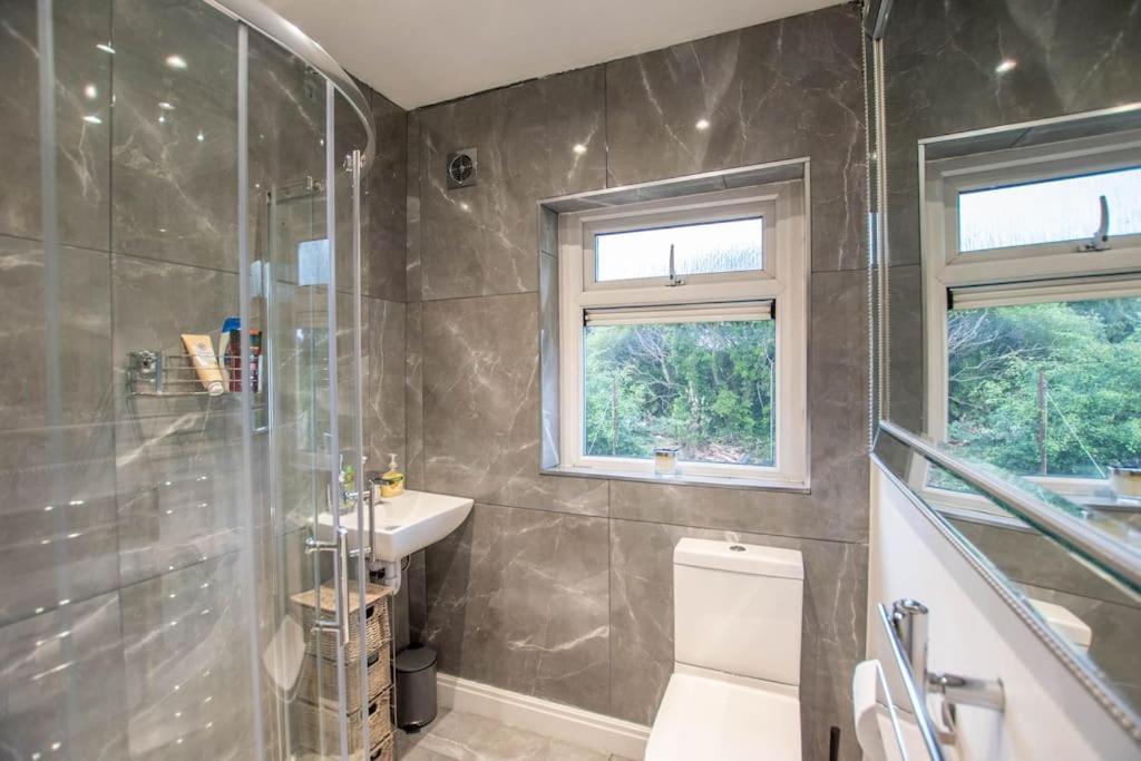Sophisticated With Beautiful & Large Garden Cardiff