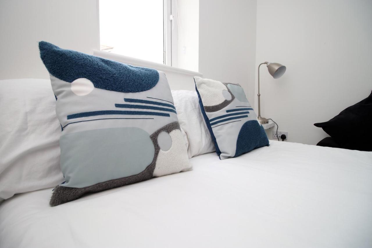 The North - Centre 3 Bed Flat With Parking And Balcony *