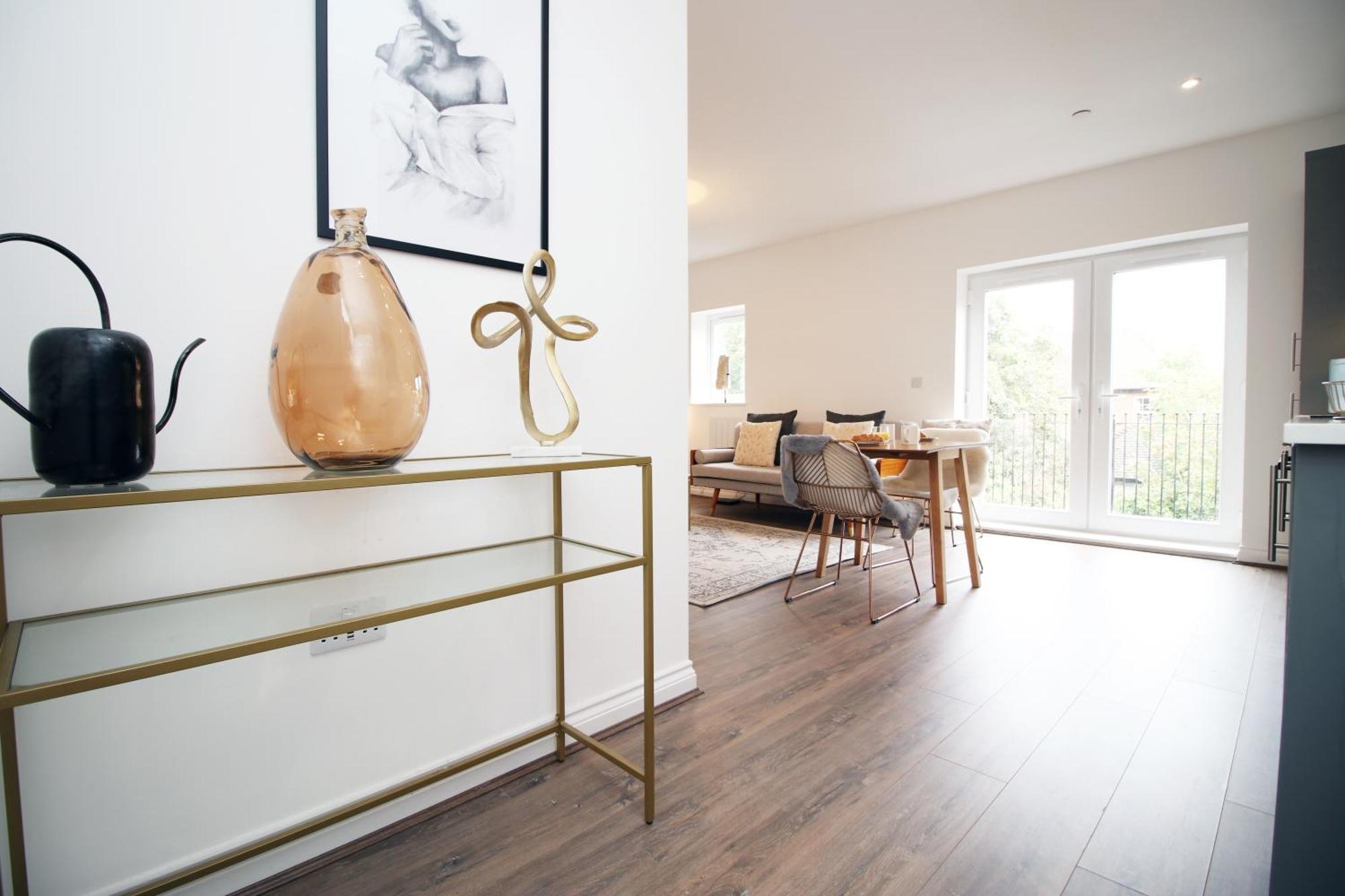 The North - Centre 3 Bed Flat With Parking And Balcony *