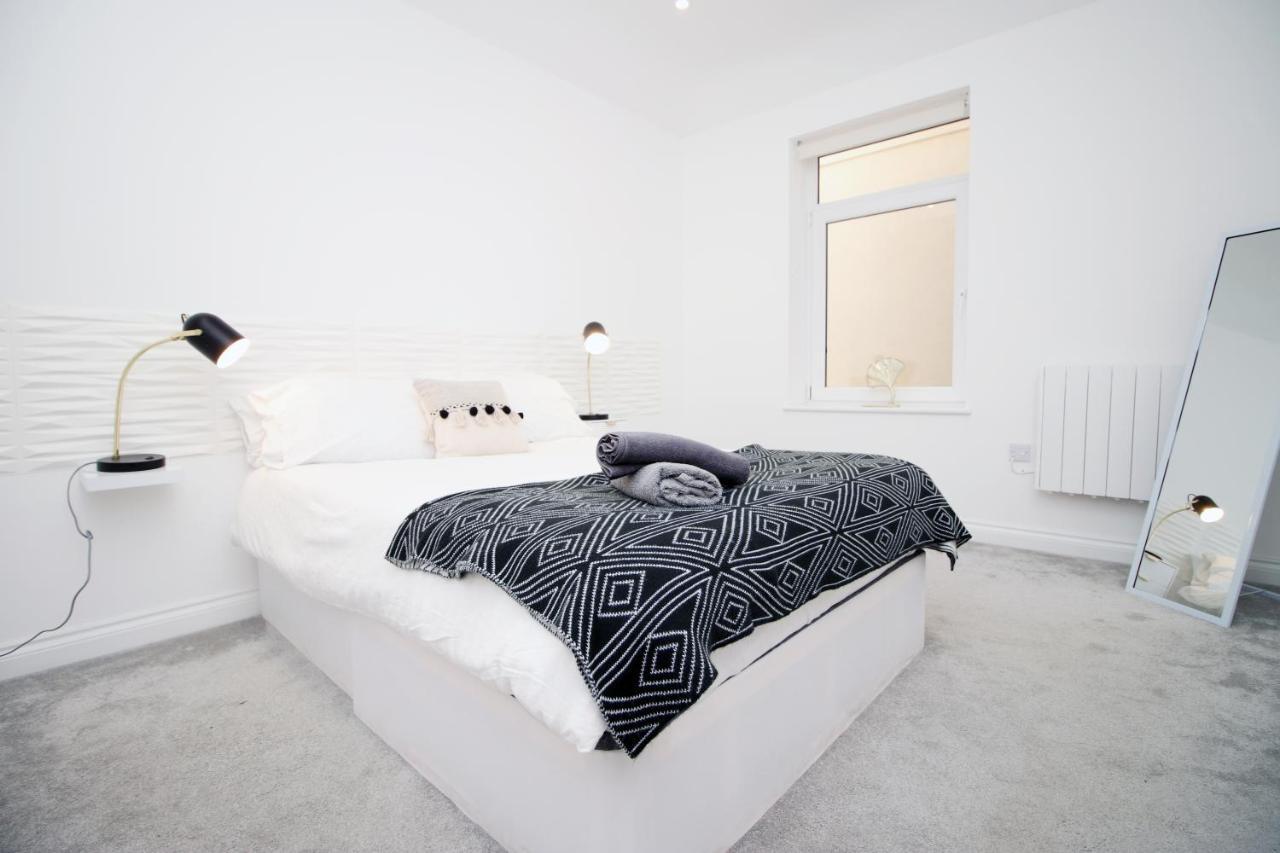 The North - Centre 3 Bed Flat With Parking And Balcony *