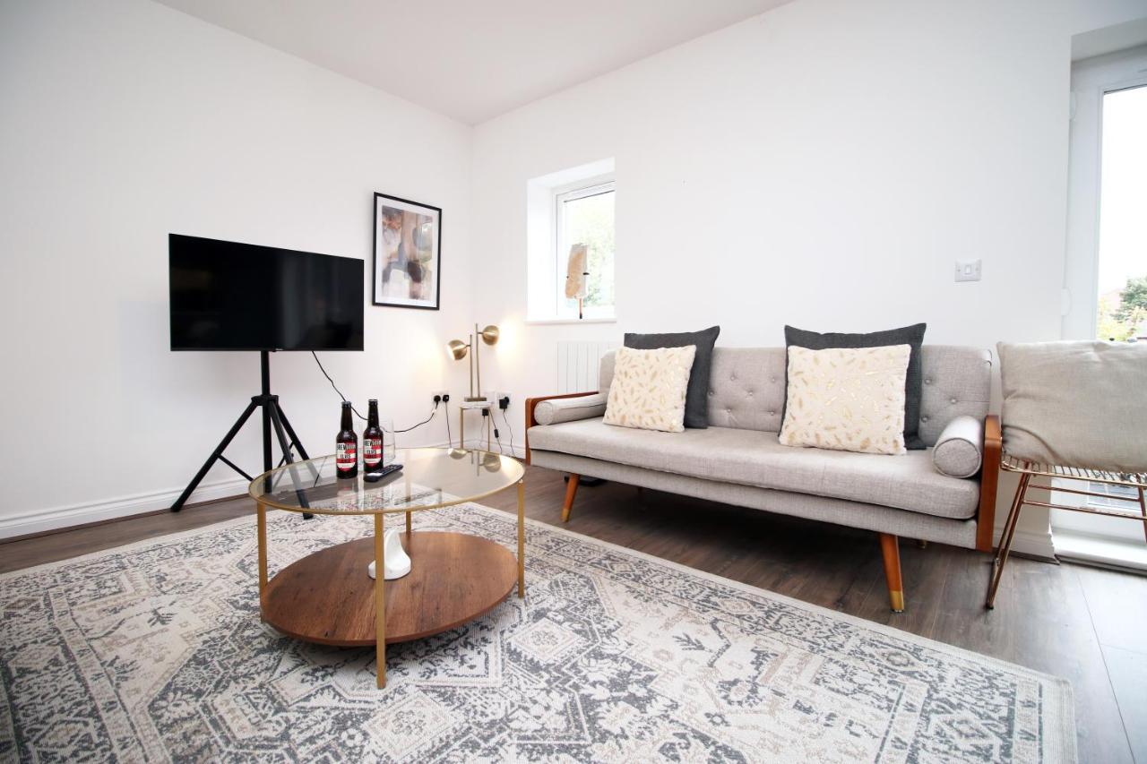 The North - Centre 3 Bed Flat With Parking And Balcony *