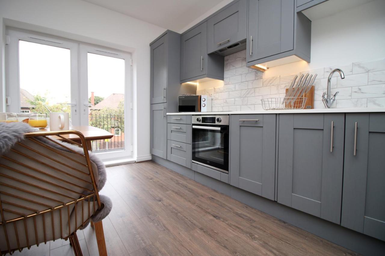 The North - Centre 3 Bed Flat With Parking And Balcony