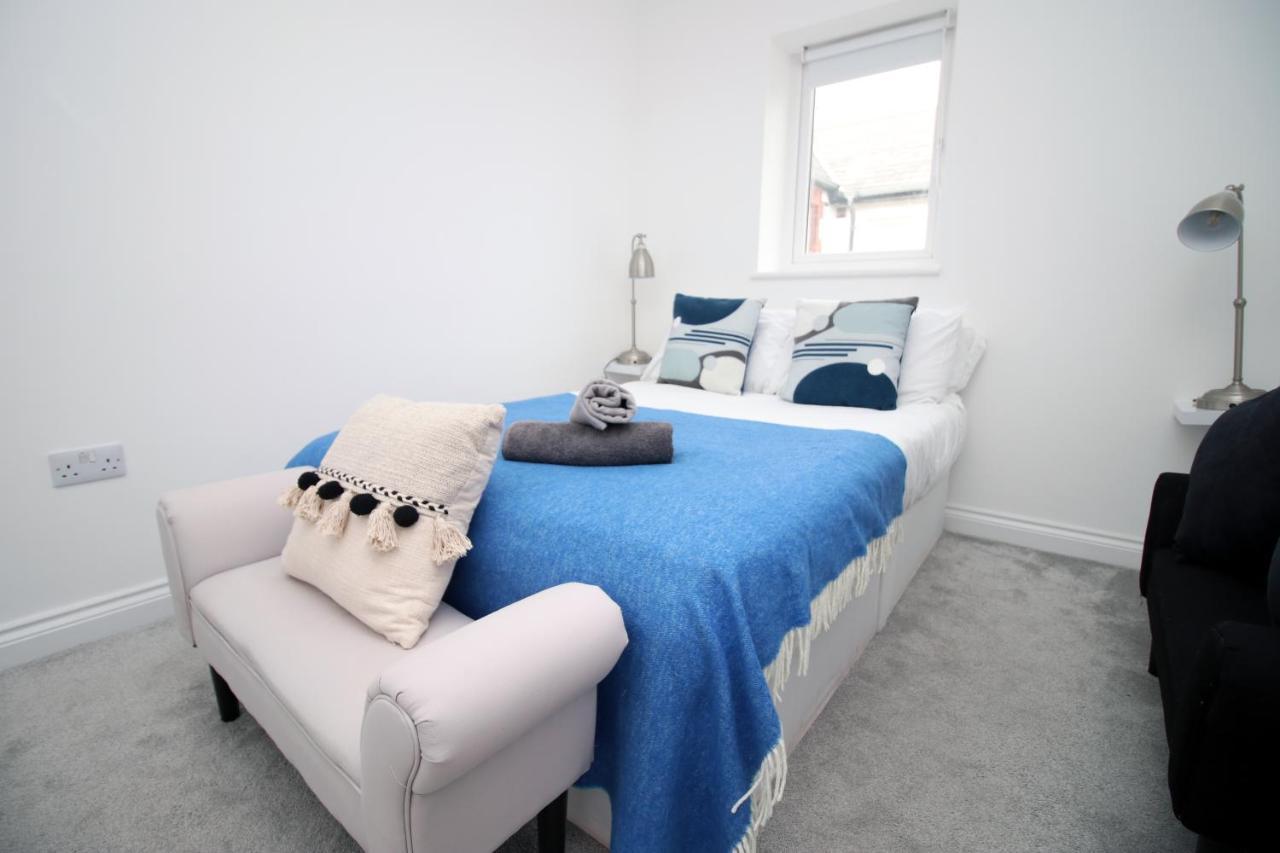 The North - Centre 3 Bed Flat With Parking And Balcony Apartment