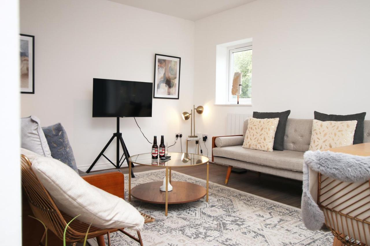 The North - Centre 3 Bed Flat With Parking And Balcony Apartment *