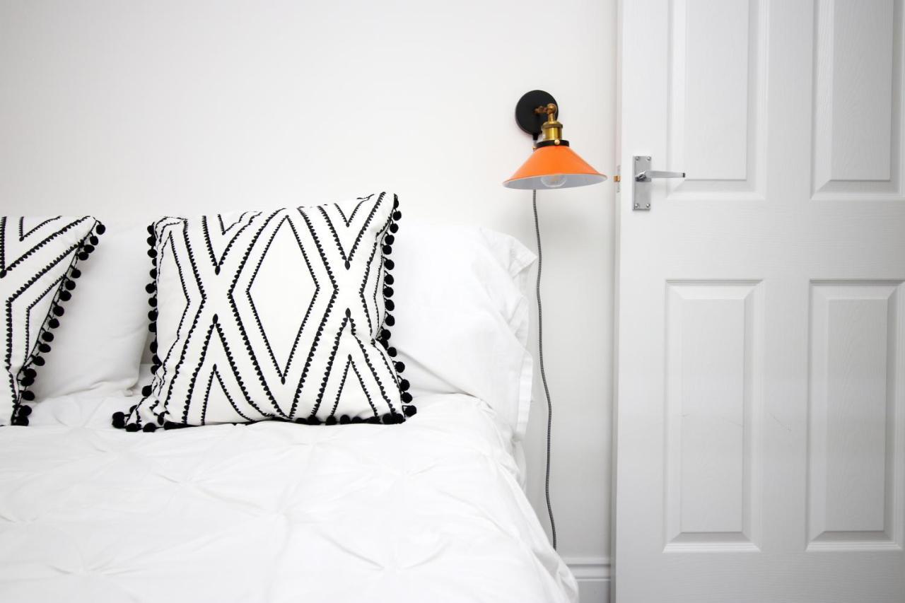 The North - Centre 3 Bed Flat With Parking And Balcony Apartment *