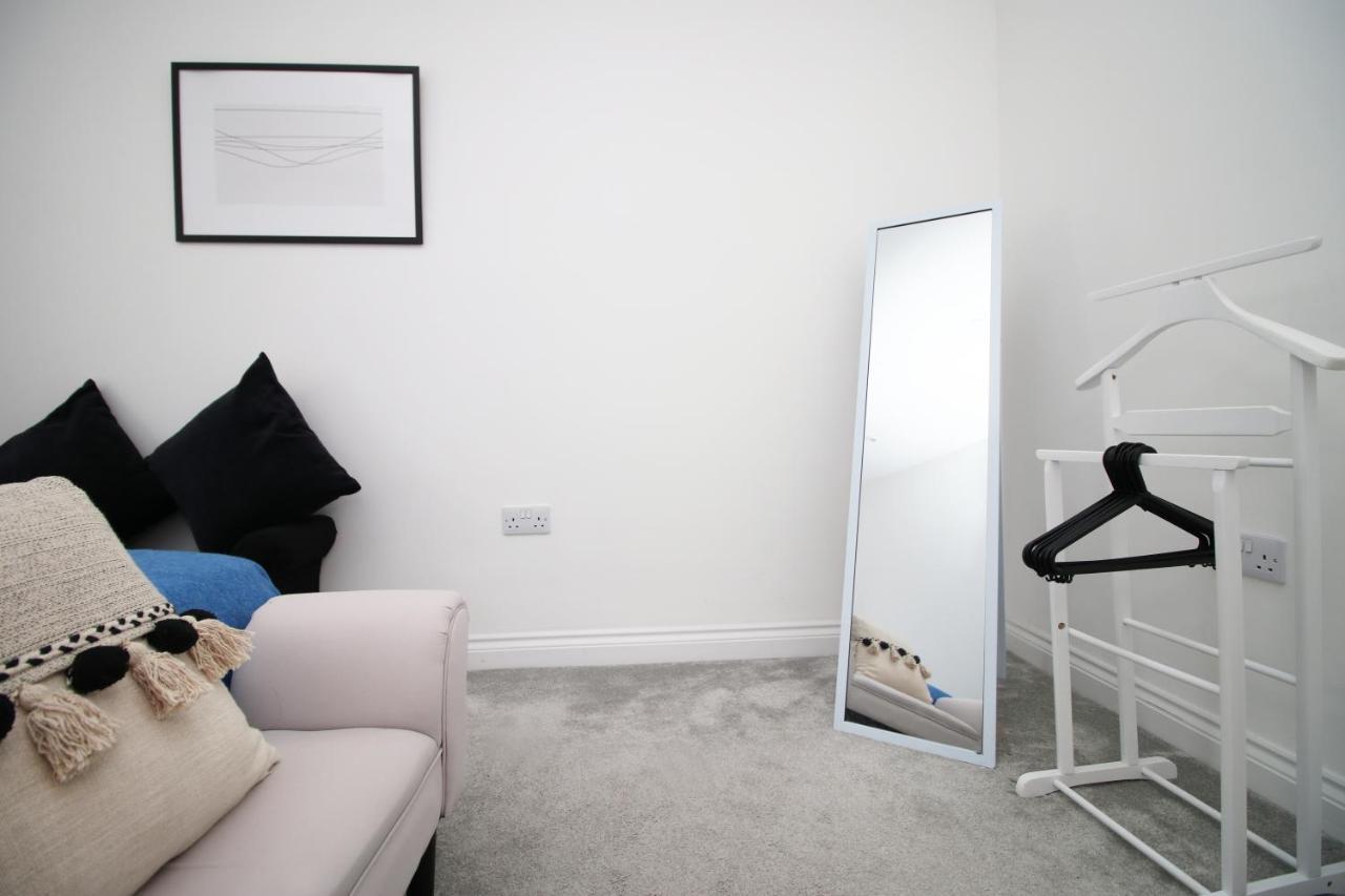 The North - Centre 3 Bed Flat With Parking And Balcony Apartment