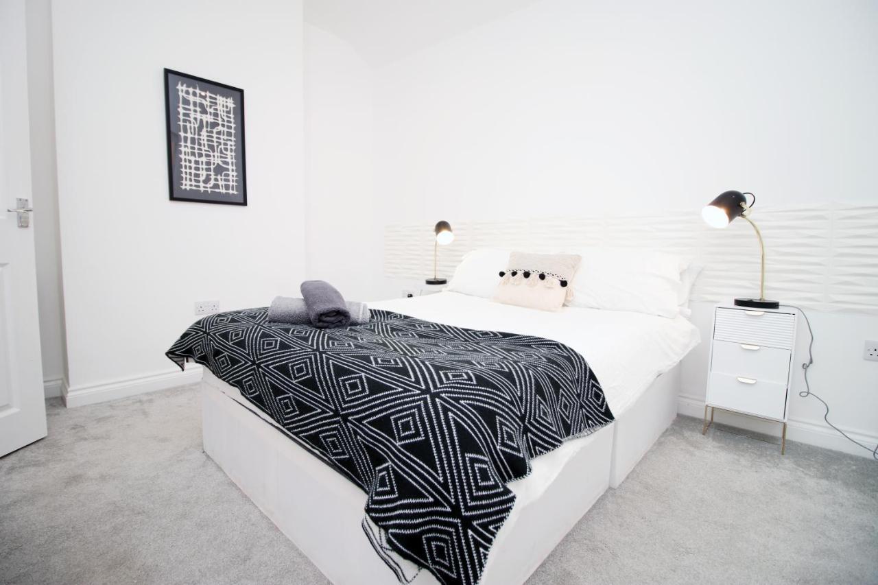 The North - Centre 3 Bed Flat With Parking And Balcony *