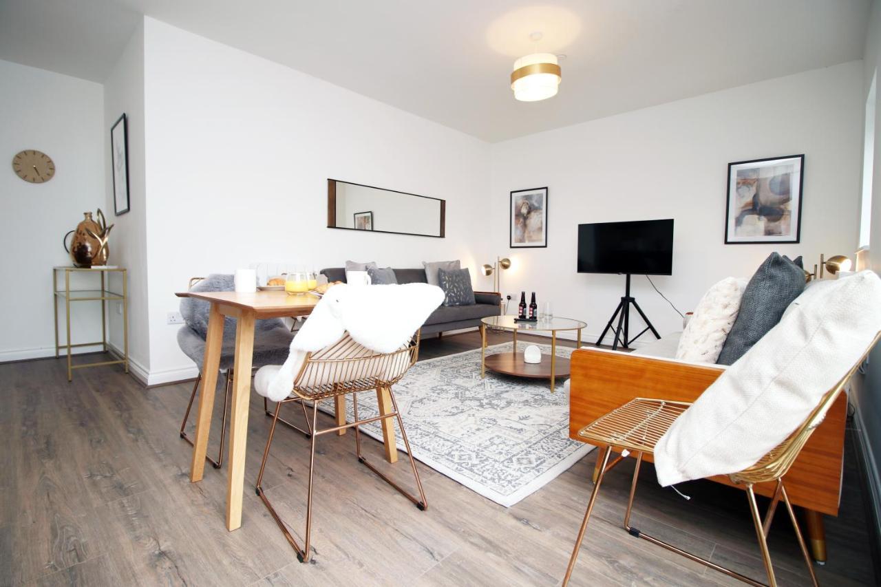 The North - Centre 3 Bed Flat With Parking And Balcony Apartment *
