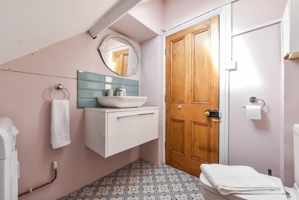 Traditional 3-bed In Pontcanna With Parking Holiday home