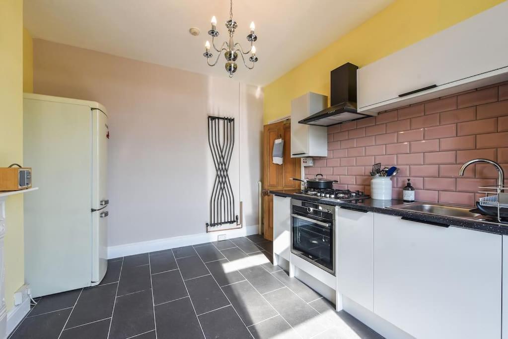 Holiday home Traditional 3-bed In Pontcanna With Parking