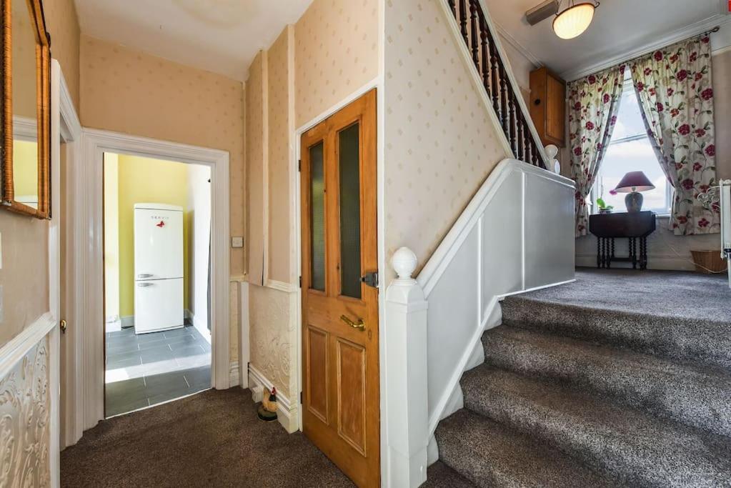 Traditional 3-bed In Pontcanna With Parking Holiday home *