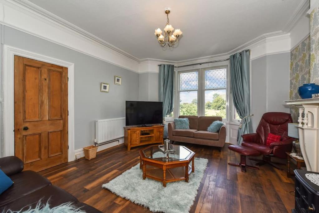 Traditional 3-bed In Pontcanna With Parking Holiday home *