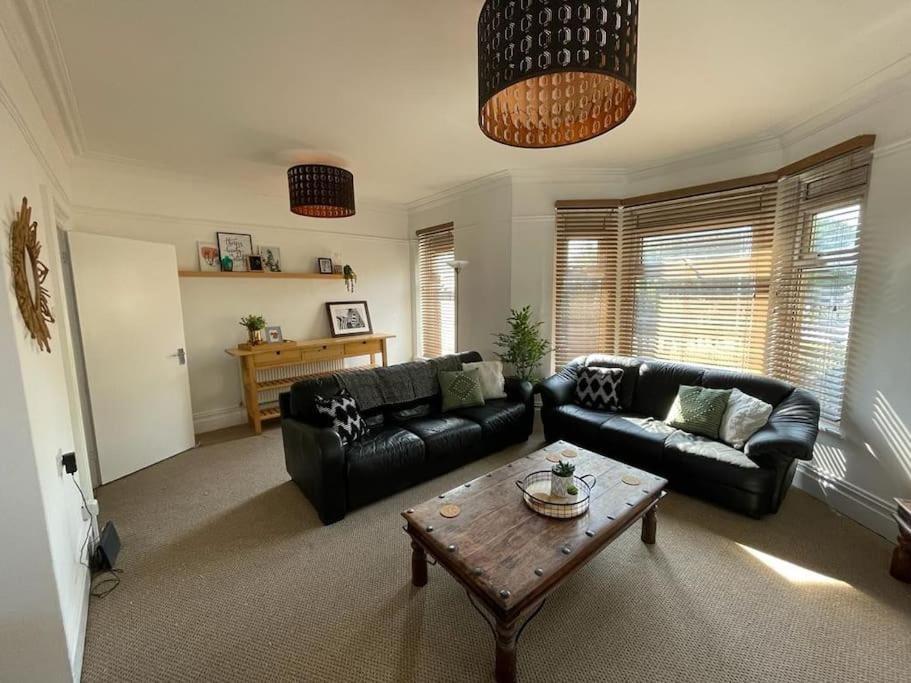 Apartment 3 Bed Flat Near To And Bay
