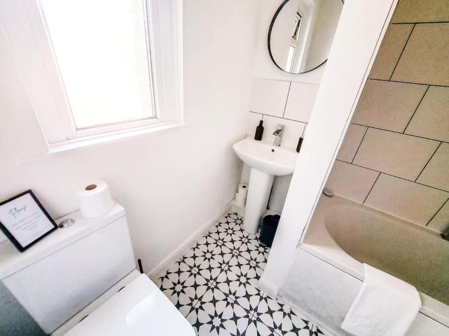 3 Bed Flat Near To And Bay *