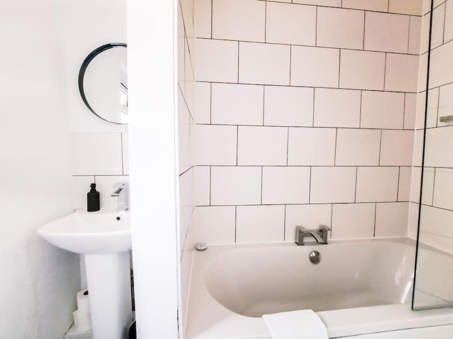 3 Bed Flat Near To And Bay Apartment *