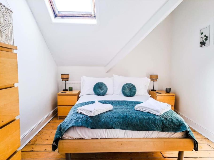 3 Bed Flat Near To And Bay Apartment