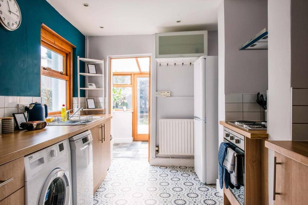 Gorgeous Victorian House Sleeps 6 In Holiday home Cardiff