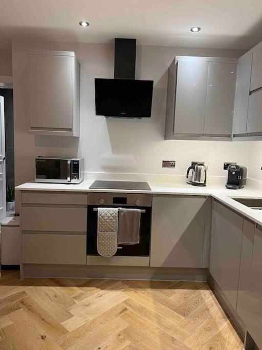 New Apartment, 10 Mins From Principality Stadium
